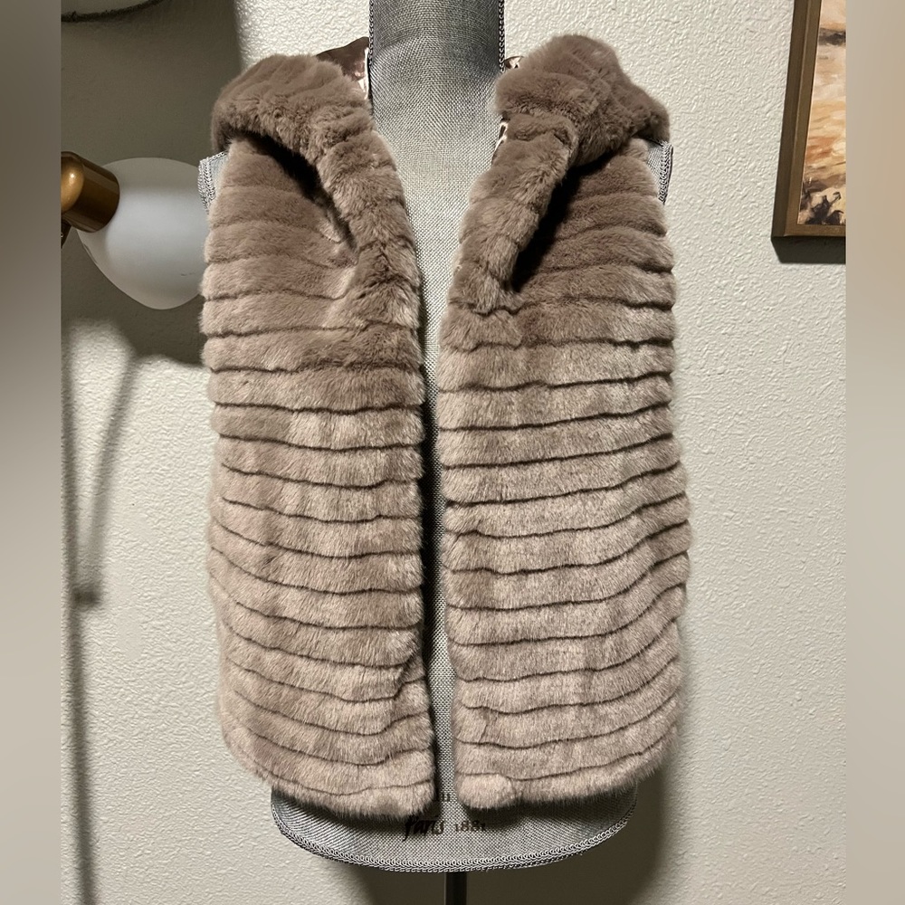 Pink Sophie Women's Faux Fur
Hooded Vest - Size Small Excellent condition